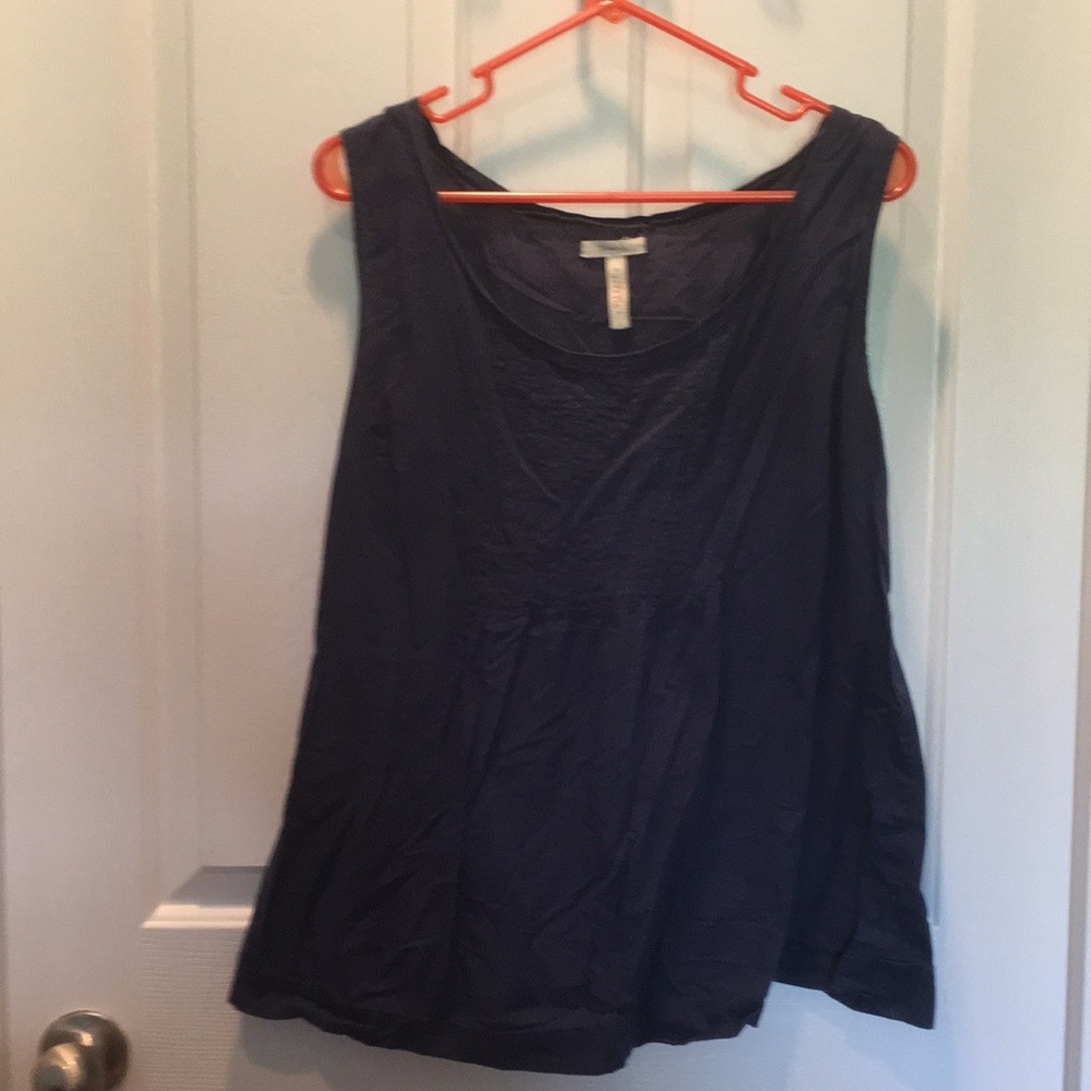 Sleeveless maternity shirt.